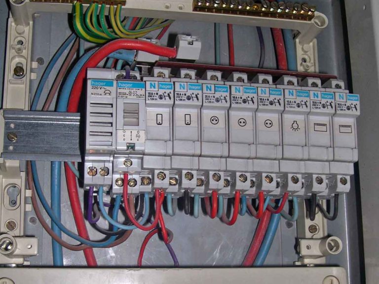 Électricité Lamastre, ancien tableau avec fusible à cartouche et sans interrupteur différentiel