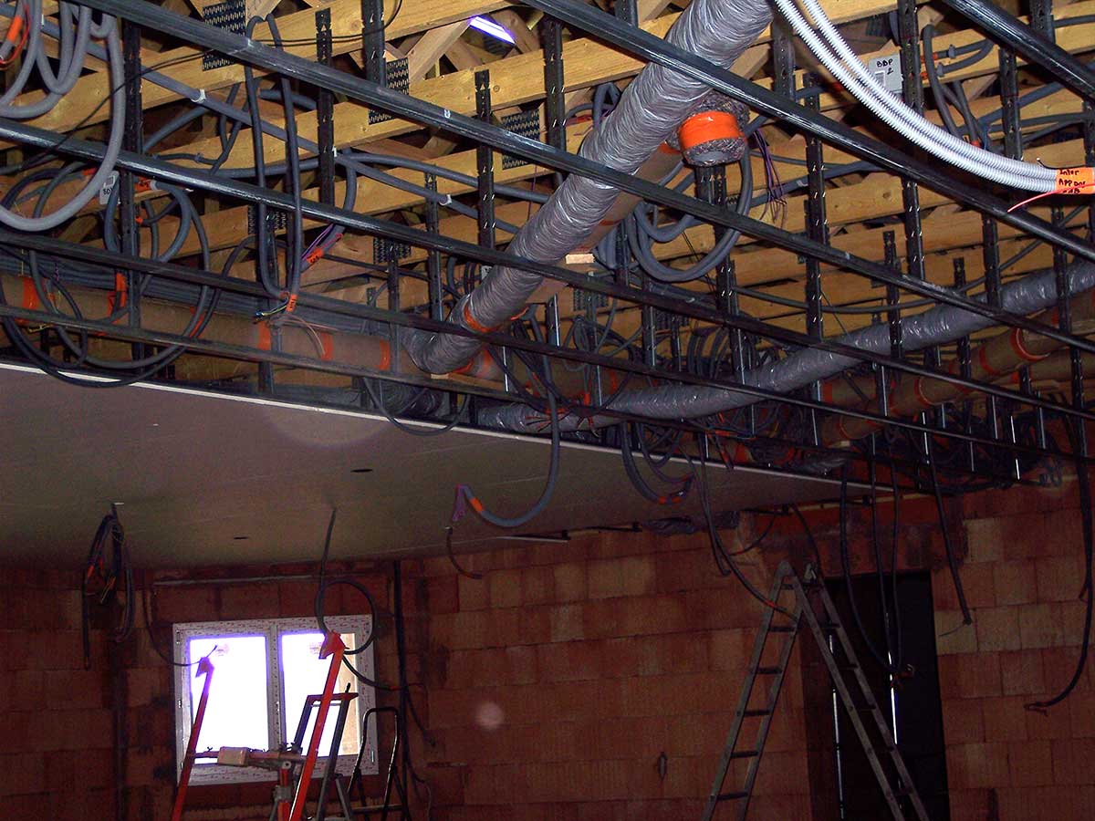 Électricité St Barthelemy Grozon, pose du faux plafond placo, perçage pour le cheminement des circuits dans les cloisons